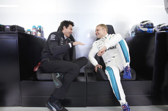Toto Wolff, directeur exécutif, Mercedes AMG, et Valtteri Bottas, Mercedes AMG F1