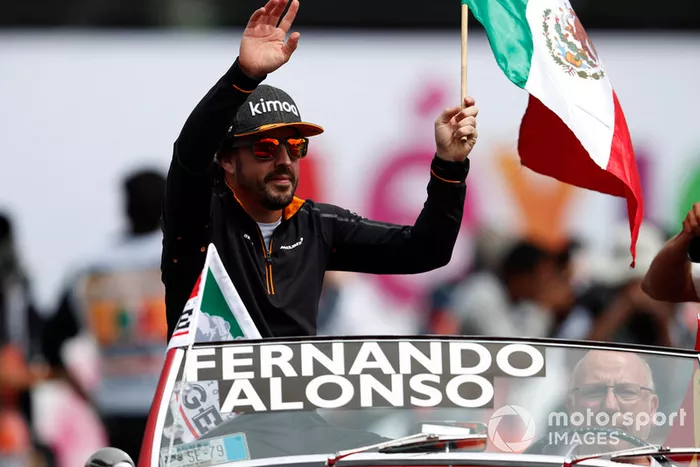 Fernando Alonso, McLaren en el desfile de pilotos