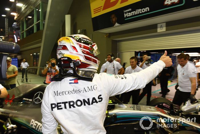 Ganador de la pole Lewis Hamilton, Mercedes AMG F1 celebra en parc ferme 