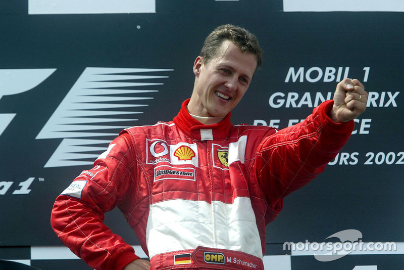 Michael Schumacher, Ferrari, berada di podium tertinggi usai memenango F1 GP Prancis 2002.