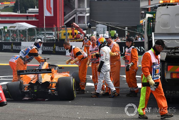 Fernando Alonso, McLaren MCL33 tras el accidente
