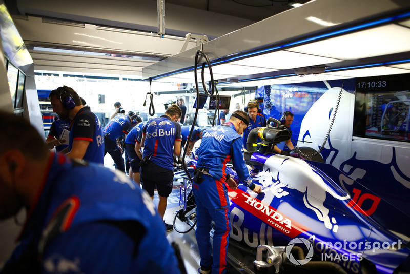 Pierre Gasly, Scuderia Toro Rosso STR13, in the garage
