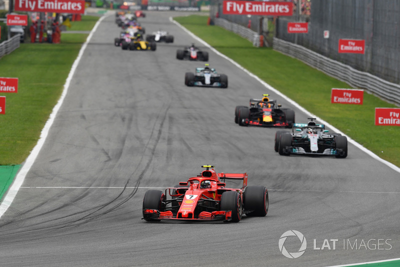 Kimi Raikkonen, Ferrari SF71H por delante de Lewis Hamilton, Mercedes AMG F1 W09 y Max Verstappen, Red Bull Racing RB14