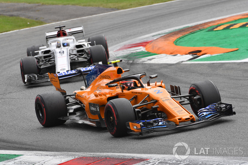 Stoffel Vandoorne, McLaren MCL33 y Marcus Ericsson, Sauber C37