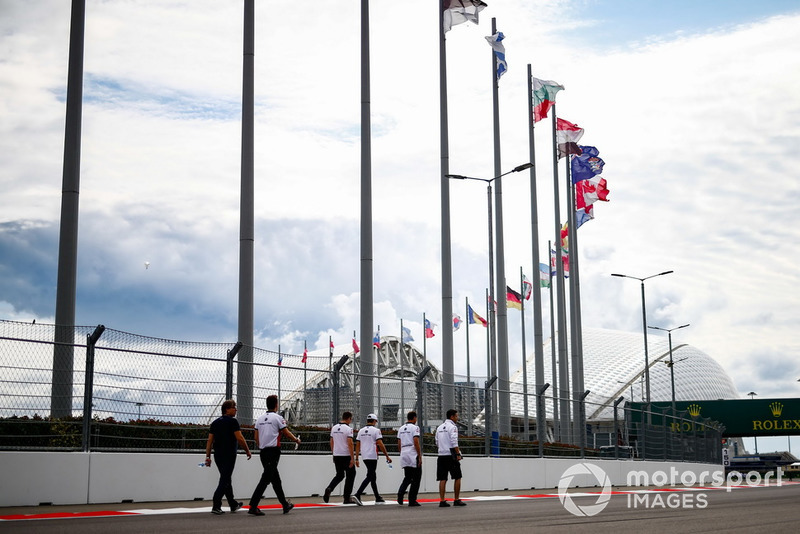 Charles Leclerc, Sauber, parcourt la piste à pied