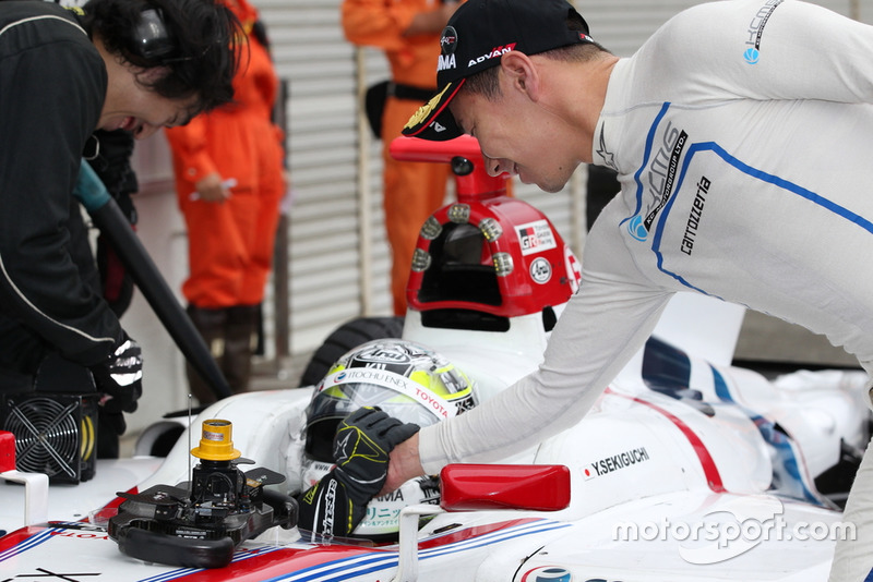 Kamui Kobayashi(carrozzeria Team KCMG) memberi selamat Yuhi Sekiguchi(ITOCHU ENEX TEAM IMPUL)