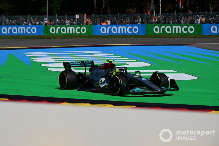 Lewis Hamilton, Mercedes W13, tras el contacto con Fernando Alonso, Alpine A522
