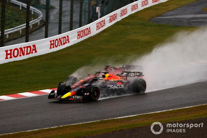 Max Verstappen, Red Bull Racing RB18, lucha con Charles Leclerc, Ferrari F1-75, por el liderato en la primera vuelta