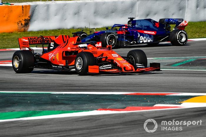 Sebastian Vettel, Ferrari SF90, y Daniil Kvyat, Toro Rosso STR14