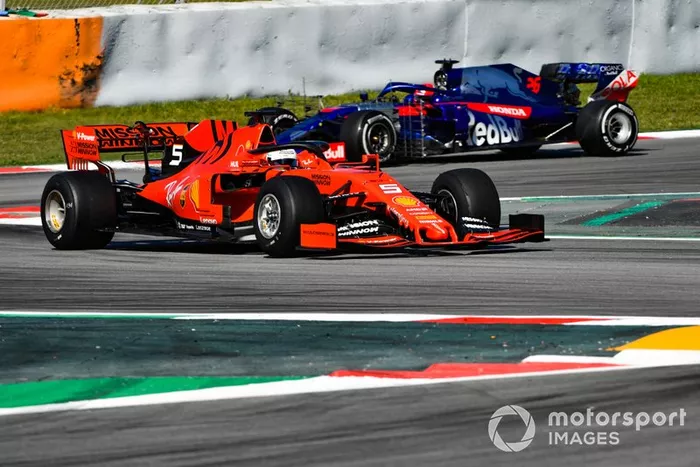 Sebastian Vettel, Ferrari SF90, y Daniil Kvyat, Toro Rosso STR14
