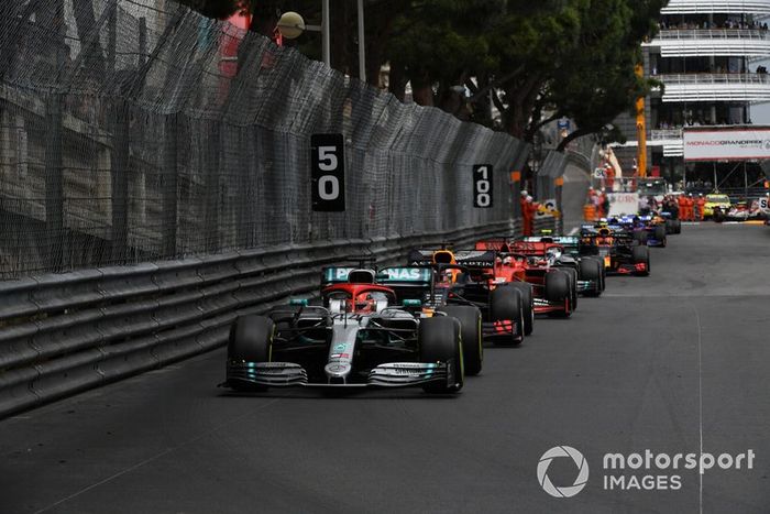 Lewis Hamilton, Mercedes AMG F1 W10, Max Verstappen, Red Bull Racing RB15