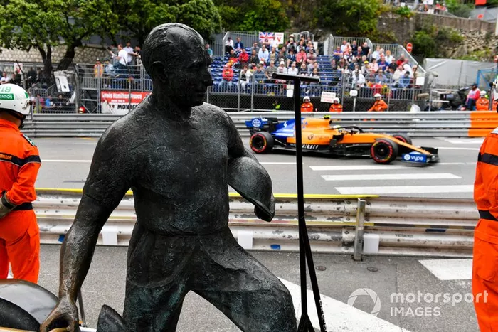 Lando Norris, McLaren MCL34 y la estatua de Fangio