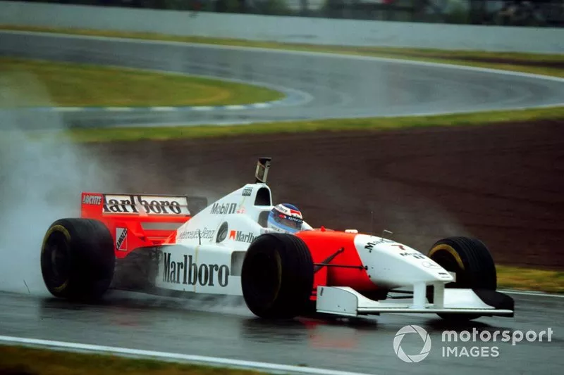 マールボロ マクラーレン メルセデス F1チーム 支給品 上層部着用 ブルゾン F1を象徴する“赤白”カラー。20年以上続いたマールボロ・マクラーレン