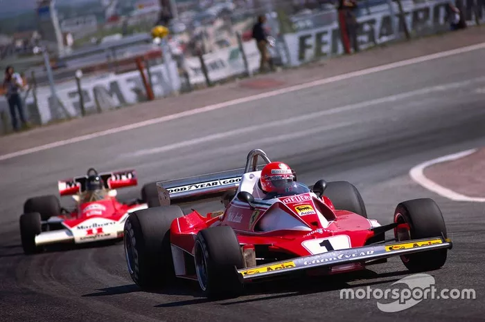Lauda por delante de Hunt en el GP de España. Su Ferrari 312T2 abandonó la caja de aire alta y usó conductos elegantes y extremadamente grandes de estilo NACA incrustados dentro del carenado de la cabina que canalizarían el aire hacia el motor.
