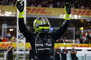 Lewis Hamilton, da Mercedes-AMG F1 Team, festeja na grelha de partida no final da corrida