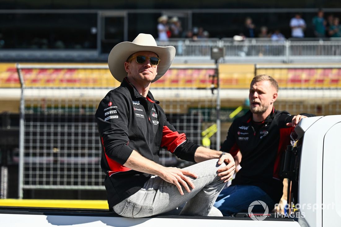 Nico Hulkenberg, Haas F1 Team e Kevin Magnussen, Haas F1 Team na parada dos pilotos