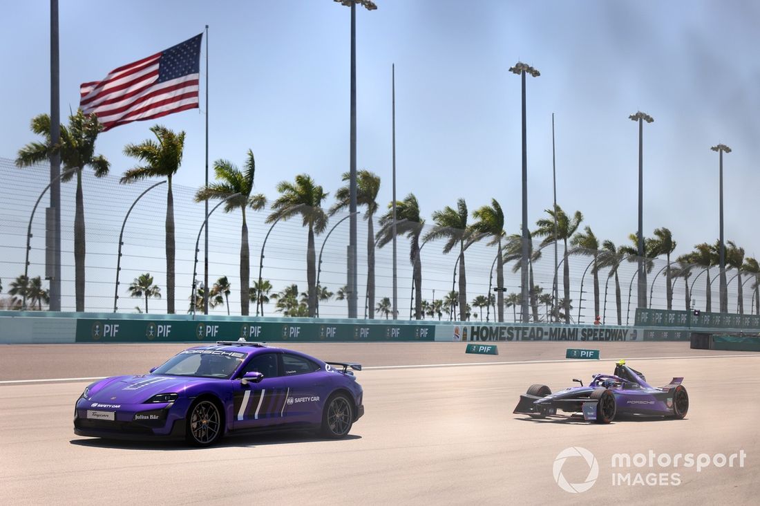 El Safety Car de la FIA lidera Antonio Felix da Costa, TAG Heuer Porsche Formula E Team