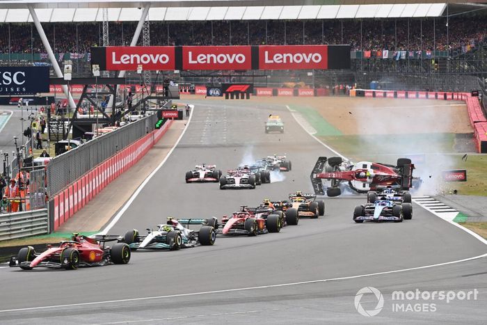 Carlos Sainz, Ferrari F1-75, mientras se produce un accidente en el que están implicados George Russell, Mercedes W13, Zhou Guanyu, Alfa Romeo C42, Alex Albon, Williams FW44, Esteban Ocon, Alpine A522, Yuki Tsunoda, AlphaTauri AT03