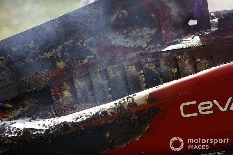 El coche quemado de Carlos Sainz, Ferrari F1-75, tras un incendio que provoca su retirada