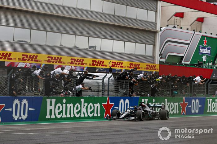 Lewis Hamilton, Mercedes F1 W11, cruza la línea de meta en primera posición para conseguir su 92ª victoria en un Gran Premio, la mayor para cualquier piloto en la historia de la F1