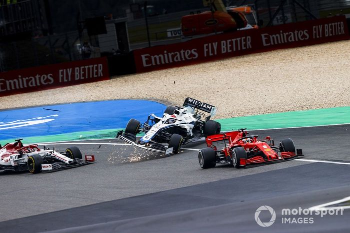 Sebastian Vettel, Ferrari SF1000, Kimi Raikkonen, Alfa Romeo Racing C39 y George Russell, Williams FW43 accidente