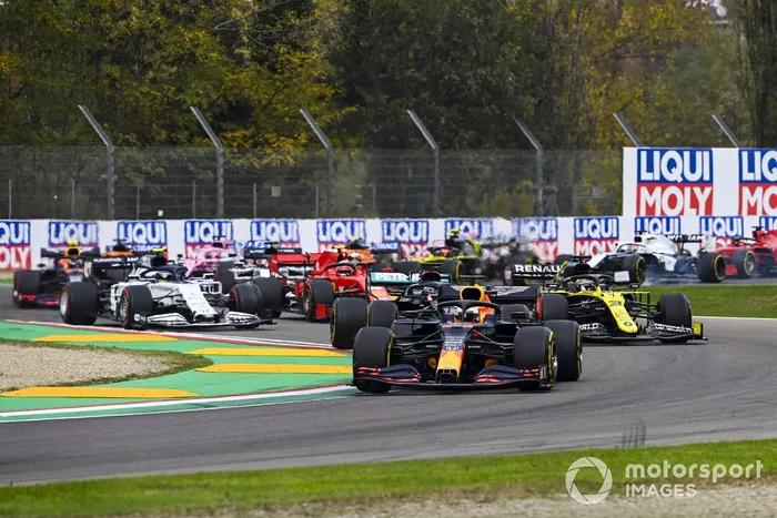 Max Verstappen, Red Bull Racing RB16, Lewis Hamilton, Mercedes F1 W11, Daniel Ricciardo, Renault F1 Team R.S.20, Charles Leclerc, Ferrari SF1000, Pierre Gasly, AlphaTauri AT01, and the remainder of the field on the opening lap