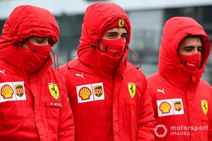 Charles Leclerc, Ferrari, recorre la pista con miembros del equipo