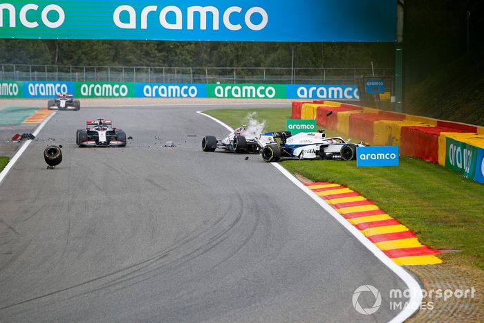 Antonio Giovinazzi, Alfa Romeo Racing C39 urta contro la barriera e la sua gomma colpisce la vettura di George Russell, Williams FW43