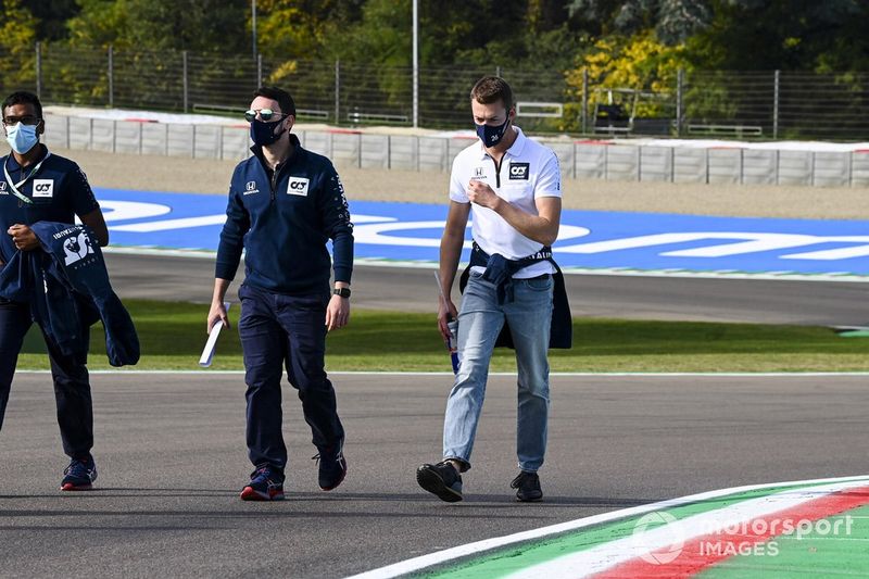 Daniil Kvyat, AlphaTauri, recorre el circuito de Imola