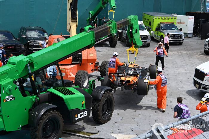 Los comisarios retiran el coche de Lando Norris, McLaren MCL38, después de que hiciera un trompo en la primera vuelta