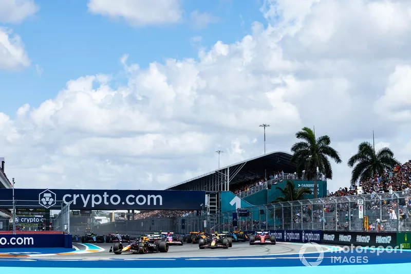 Max Verstappen, Red Bull Racing RB20, Sergio Perez, Red Bull Racing RB20, Charles Leclerc, Ferrari SF-24, Carlos Sainz, Ferrari SF-24, le reste du peloton au départ du Sprint.