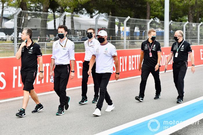 Valtteri Bottas, Mercedes, con el equipo