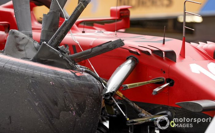 El coche dañado de Charles Leclerc, Ferrari SF21, en una grúa