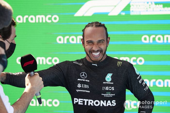 Lewis Hamilton, de Mercedes, en el Parc Ferme tras conseguir su pole position 100 en la F1