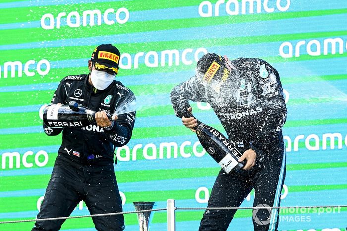 Podio: ganador de la carrera Lewis Hamilton, Mercedes, tercer lugar Valtteri Bottas, Mercedes
