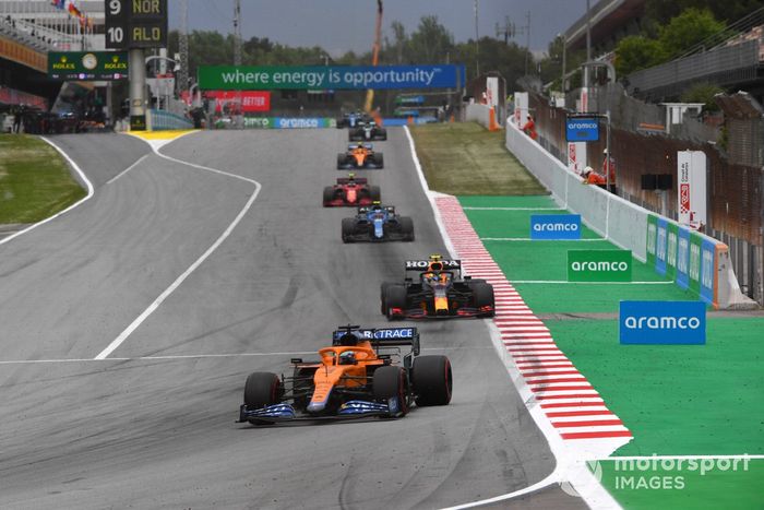 Daniel Ricciardo, McLaren MCL35M, Sergio Pérez, Red Bull Racing RB16B