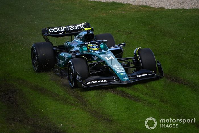 Fernando Alonso, Aston Martin AMR23, sobre la hierba