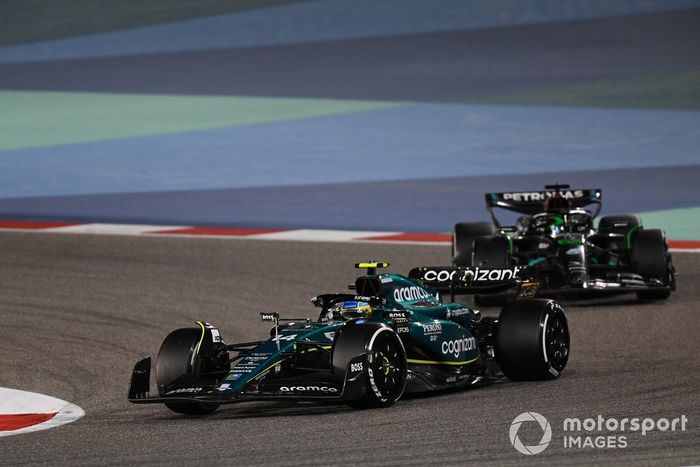 Fernando Alonso, Aston Martin AMR23, George Russell, Mercedes F1 W14