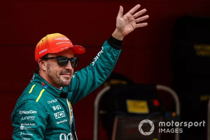 Fernando Alonso, Aston Martin F1 Team, saluda a los aficionados
