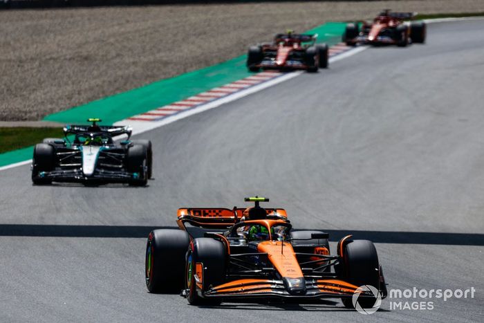 Lando Norris, McLaren MCL38, Lewis Hamilton, Mercedes F1 W15, Carlos Sainz, Ferrari SF-24