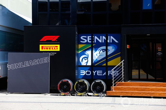 El motorhome de hospitalidad de Pirelli en el Paddock, con la marca conmemorativa de Senna.