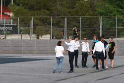 Ufficiali e piloti alla nuova chicane che sostituisce la curva 12