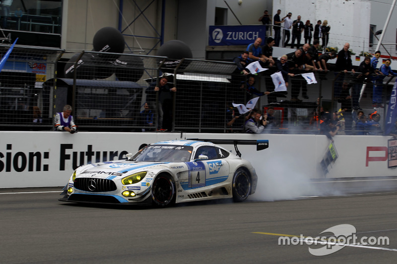 Checkerd flag for #4 AMG-Team Black Falcon, Mercedes-AMG GT3: Bernd Schneider, Maro Engel, Adam Chri