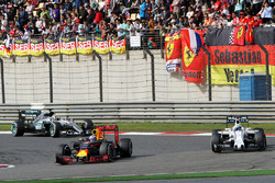 Daniel Ricciardo, Red Bull Racing RB12 y Felipe Massa, Williams FW38