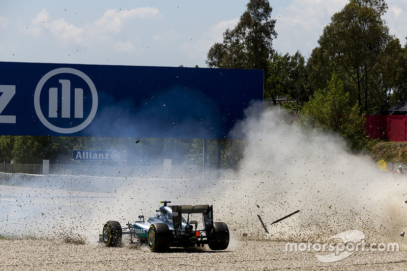 Lewis Hamilton, Mercedes AMG F1 W07 Hybrid y Nico Rosberg, Mercedes AMG F1 W07 Hybrid chocan en la p