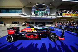 Het podium (L naar R): Nico Rosberg, Mercedes AMG F1, tweede; Lewis Hamilton, Mercedes AMG F1, racew