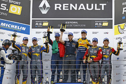 Podium: les vainqueurs #19 Equipe Verschuur Renault RS01: Miguel Ramos, Steijn Schothorst; les deuxièmes #9 Team Marc VDS Renault RS01: Markus Palttala, Fabian Schille; les troisièmes #15 Team Marc VDS Renault RS01: Tanart Sathienthirakul, Fran Rueda