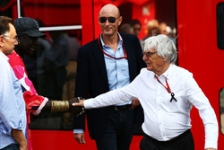 Bernie Ecclestone con Donald Mackenzie, CVC Capital Partners gestión socio, Co jefe de inversiones g