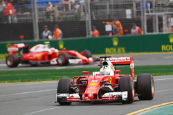 Sebastian Vettel, Ferrari SF16-H, en Kimi Raikkonen, Ferrari SF16-H