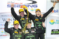 Les vainqueurs Johannes van Overbeek, Scott Sharp, Ed Brown, Pipo Derani, ESM Racing